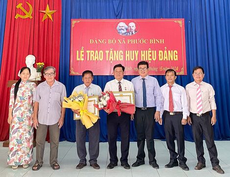 Nguyên Phó Giám đốc Sở Lao động - Thương binh và Xã hội Tây Ninh nhận Huy hiệu 75 năm tuổi Đảng