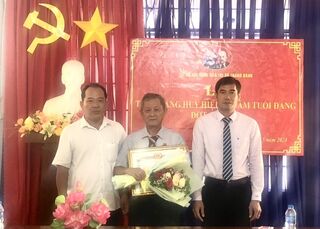 Phó Chủ tịch Hội Nông dân thị xã Trảng Bàng nhận Huy hiệu 30 năm tuổi Đảng