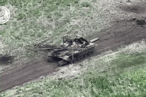 Video quân đội Ukraine bắn cháy xe tăng T-80 của Nga trên tiền tuyến