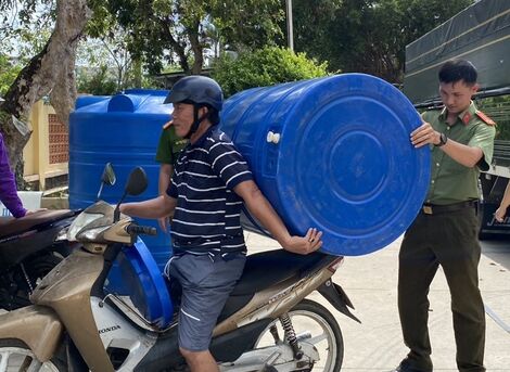 Công an Tây Ninh: Tặng bồn chứa nước và nước ngọt cho người dân Bến Tre