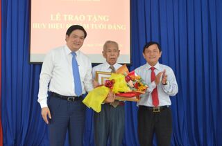 Chủ nhiệm Uỷ ban Kiểm tra Tỉnh uỷ: Trao Huy hiệu Đảng cho đảng viên huyện Tân Châu