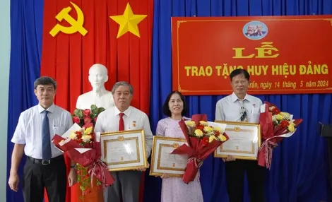 Bí thư Huyện ủy Châu Thành Trương Văn Hoàn: Trao tặng Huy hiệu Đảng cho các đảng viên