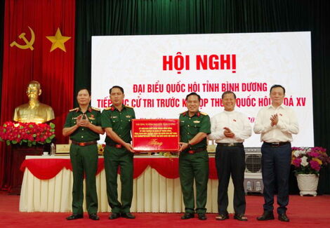 Thượng tướng Nguyễn Tân Cương tiếp xúc cử tri Trung đoàn 271, Sư đoàn 5