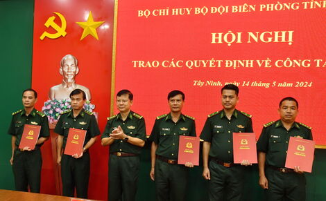 Biên phòng Tây Ninh trao quyết định công tác cán bộ