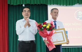 Phó Chủ tịch Thường trực Hội Nông dân tỉnh nhận Huy hiệu 40 năm tuổi Đảng