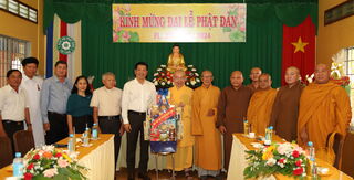 Phó Bí thư Tỉnh uỷ thăm, chúc mừng đại lễ Phật đản
