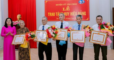 Tân Châu trao tặng huy Hiệu Đảng cho 13 đảng viên