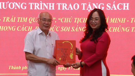 Trao tặng 2 tác phẩm về Chủ tịch Hồ Chí Minh nhân kỷ niệm sinh nhật Bác