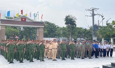 Gò Dầu: Ra quân thực hiện chiến dịch tuyên truyền về trật tự an toàn giao thông