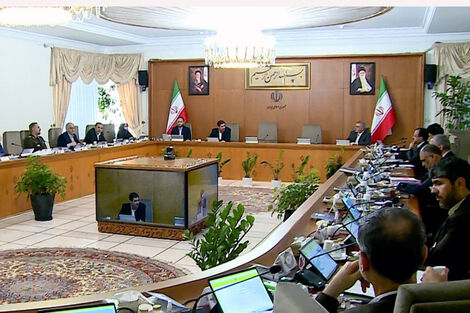 Nội các Iran họp khẩn, đã liên lạc được 2 người đi cùng trực thăng tổng thống