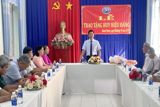 Phó Bí thư Tỉnh ủy Nguyễn Mạnh Hùng trao Huy hiệu Đảng tại xã Thanh Phước, huyện Gò Dầu
