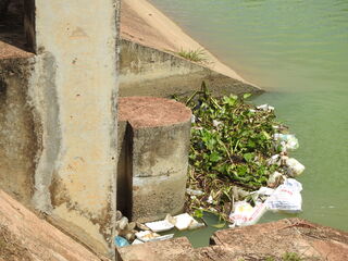 Tình trạng vứt rác bừa bãi xuống các dòng kênh vẫn còn phổ biến