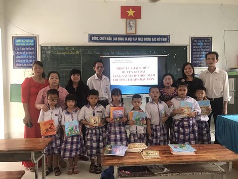 Hội cựu giáo chức Gò Dầu tặng sách cho học sinh