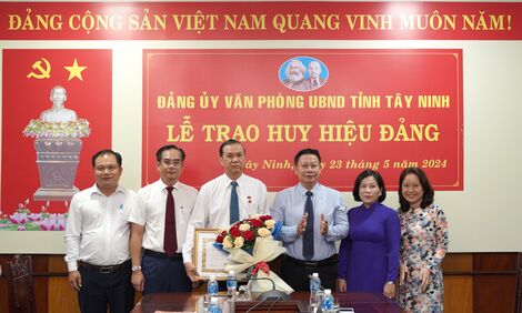Phó Chủ tịch UBND tỉnh Dương Văn Thắng nhận Huy hiệu 30 năm tuổi Đảng