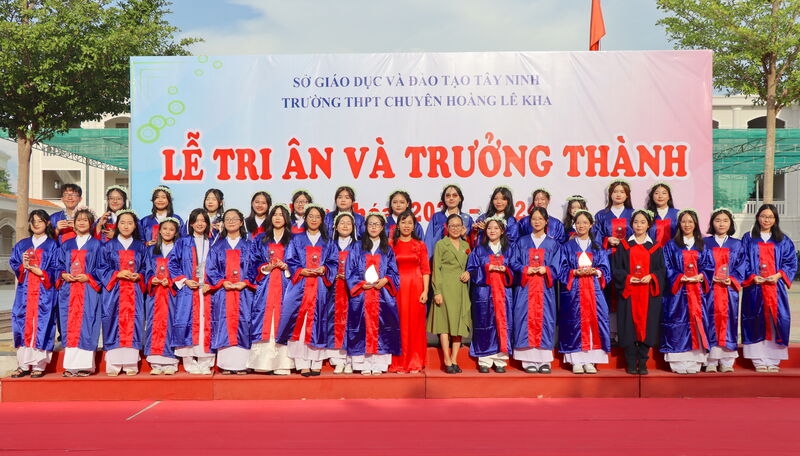 Lễ tri ân và trưởng thành: Khoảnh khắc đẹp thời học sinh