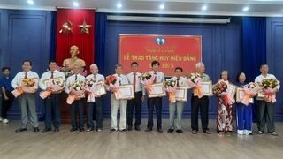 Thành uỷ Tây Ninh: Trao Huy hiệu Đảng cho 68 đảng viên lão thành