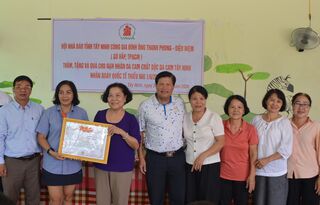 Hội Nhà báo Tây Ninh tặng quà cho nạn nhân chất độc da cam và viện dưỡng lão