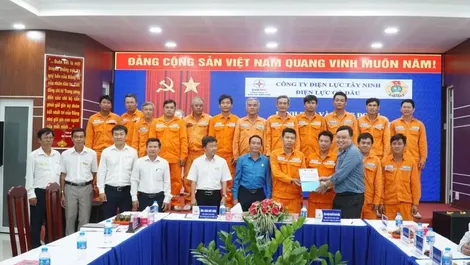 Lãnh đạo tổng công ty Điện lực miền Nam thăm hỏi, tặng quà “Tháng Công nhân” năm 2024