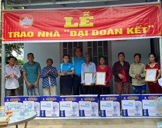 Trao nhà Đại đoàn kết cho người dân huyện Tân Biên