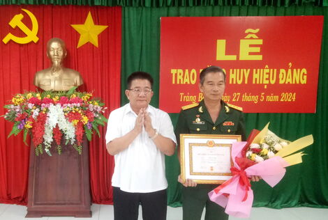 Trao huy hiệu Đảng cho Chỉ huy trưởng Ban Chỉ huy Quân sự thị xã Trảng Bàng
