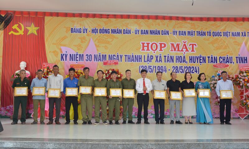 Xã Tân Hòa: Họp mặt kỷ niệm 30 năm thành lập