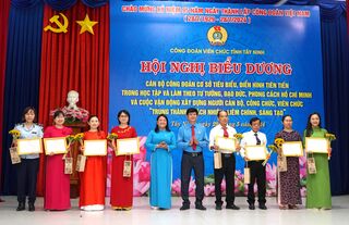 Biểu dương cán bộ công đoàn cơ sở tiêu biểu trong học tập và làm theo tư tưởng, đạo đức, phong cách Hồ Chí Minh