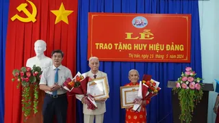 Châu Thành: Trao Huy hiệu Đảng cho các đảng viên lão thành