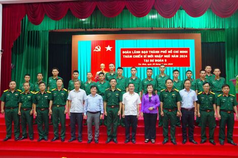 Đoàn đại biểu Nhân dân TP. Hồ Chí Minh thăm chiến sĩ mới tại Sư đoàn 5