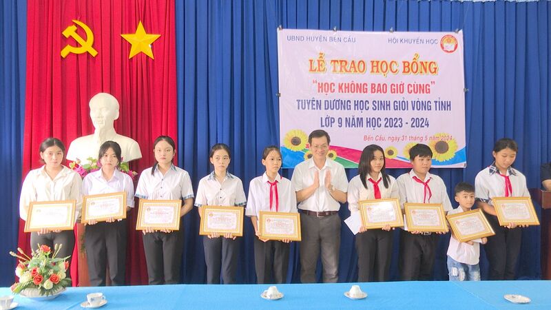 Bến Cầu: Trao học bổng “Học không bao giờ cùng”