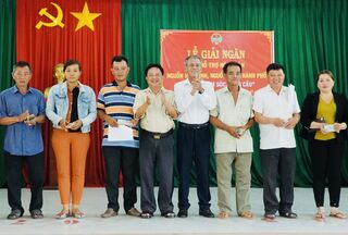 Nông dân xã Tân Bình được hỗ trợ vay hơn 1 tỷ đồng để chăm sóc mãng cầu