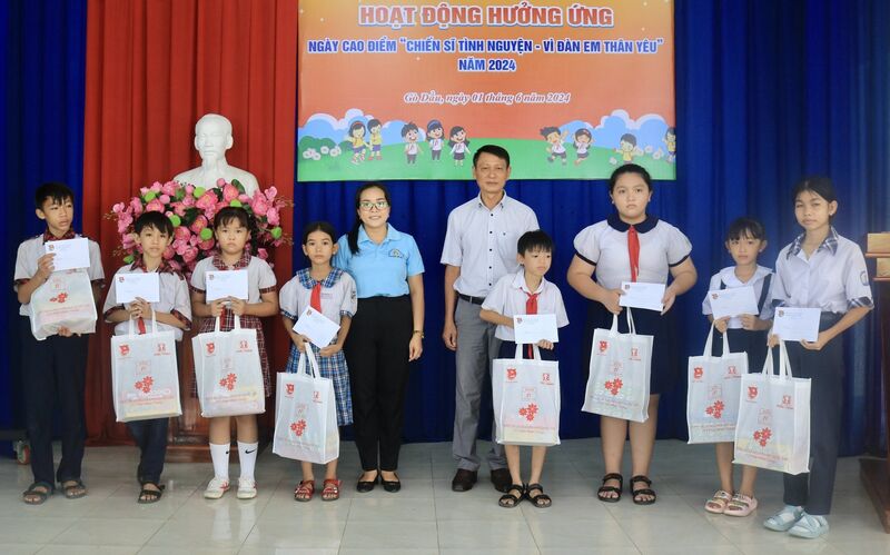 Gò Dầu: Trao học bổng ngày cao điểm “Chiến sĩ tình nguyện - Vì đàn em thân yêu”