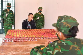 Đồn Biên phòng CKQT Mộc Bài bắt đối tượng mang 260 gói “nước vui” từ Campuchia về Việt Nam