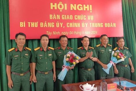 Bàn giao nhiệm vụ Bí thư Đảng uỷ, Chính uỷ Trung đoàn 5