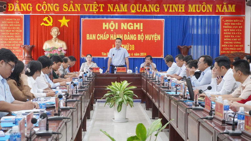 Đẩy mạnh học tập và làm theo Bác gắn với thực hiện nhiệm vụ chính trị