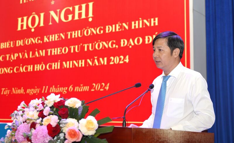 “Học tập và làm theo Bác gắn với xây dựng đạo đức cách mạng của cán bộ, đảng viên”