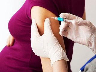 Vì sao phụ nữ mang thai nên tiêm vaccine cúm mùa?