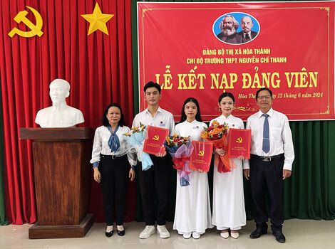 3 học sinh ưu tú trường THPT Nguyễn Chí Thanh được kết nạp Đảng
