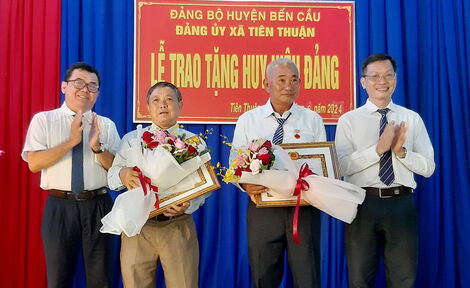 Trưởng Ban Dân vận Tỉnh uỷ trao Huy hiệu Đảng tại Bến Cầu