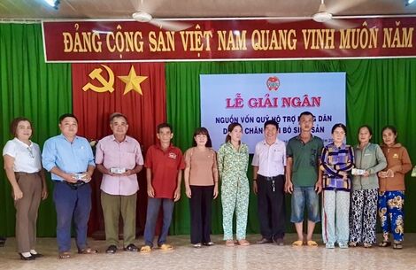 Hội Nông dân xã Tân Phong: Giải ngân vốn vay thực hiện dự án “chăn nuôi bò sinh sản”