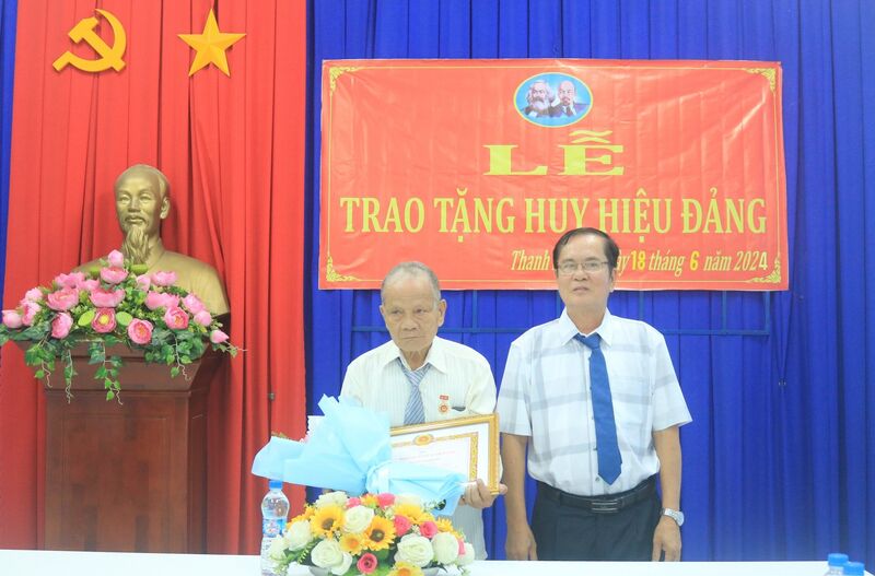 Gò Dầu: Trao Huy hiệu 60, 50 và 30 năm tuổi Đảng