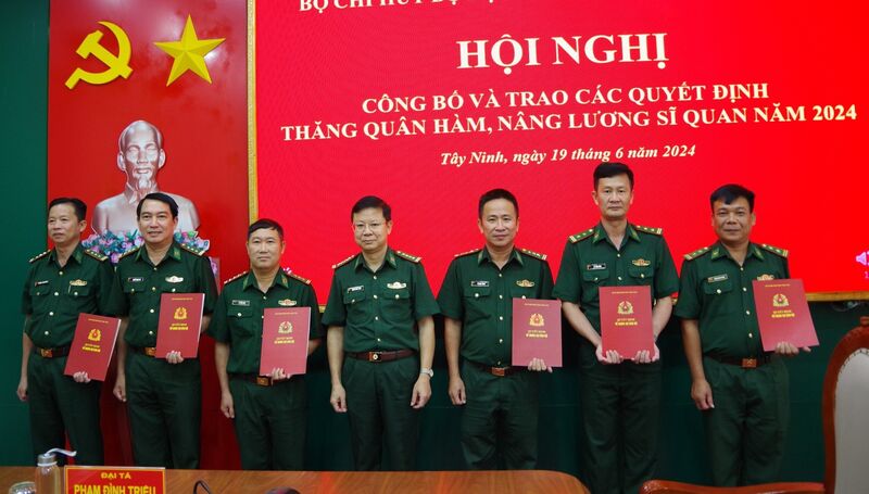 Trao quyết định thăng quân hàm và nâng lương cho sĩ quan năm 2024