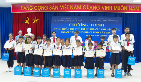 Sở LĐ-TB&XH Hà Nội: Tặng quà cho trẻ em có hoàn cảnh khó khăn tỉnh Tây Ninh