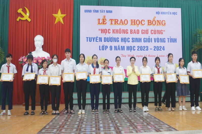 Hơn 36 tỷ đồng cấp học bổng cho người lớn, học sinh, sinh viên