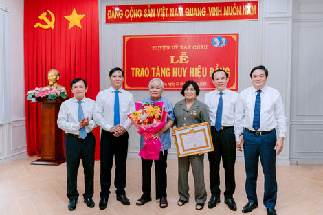 Ông Đặng Văn Ninh nguyên Phó Chủ tịch Thường trực UBND tỉnh nhận Huy hiệu 65 năm tuổi Đảng