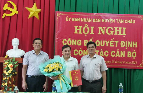 Tân Châu: Công bố quyết định về công tác cán bộ