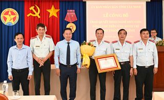 Trao quyết định nghỉ hưu cho Chánh Thanh tra tỉnh Tây Ninh