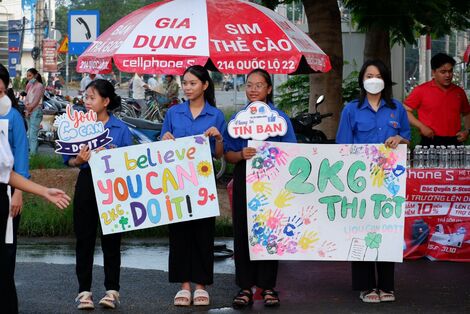 40 đội hình thanh niên ra quân tiếp sức cho các thí sinh