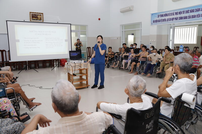 Tập huấn phục hồi chức năng cho người bệnh, người khuyết tật và người chăm sóc