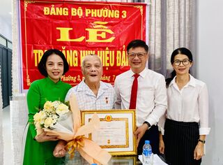 Bí thư Thành ủy Lê Minh Thế trao huy hiệu 50 năm tuổi Đảng cho đảng viên lão thành