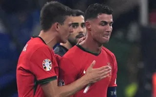 Ronaldo rơi nước mắt vì sút hỏng penalty, Bồ Đào Nha vất vả lết vào tứ kết